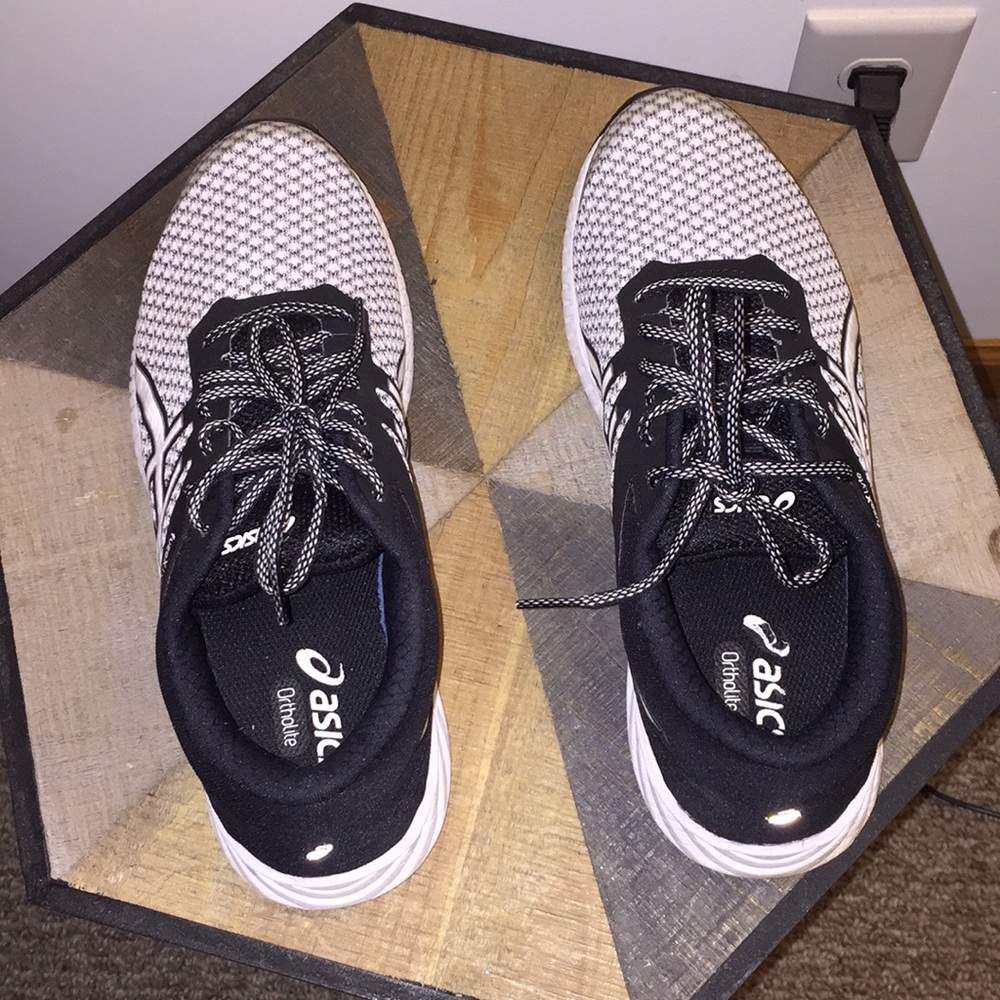 ASICS black/white athletic shoes Size 9